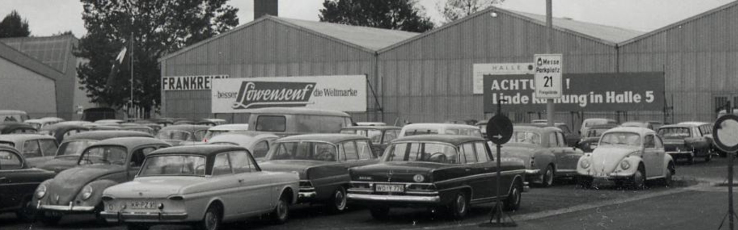 Historisches Löwensenf Plakat auf dem Parkplatz der Anuga Messe