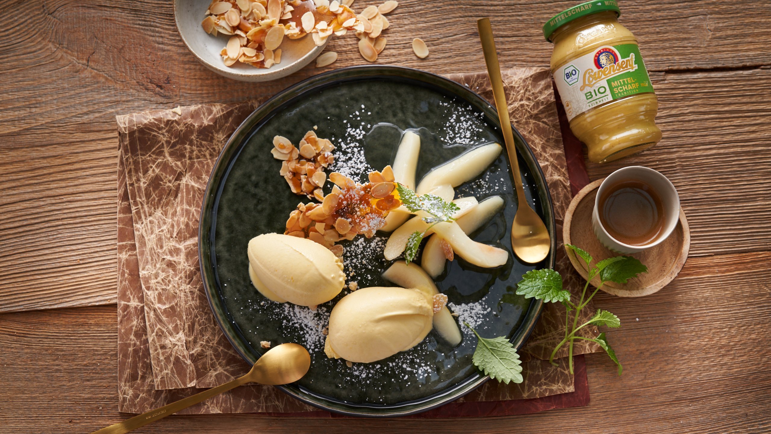 Honig-Senfbutter-Eis mit glasierten Birnen und Karamellscherben mit Löwensenf Bio Mittelscharfer Senf