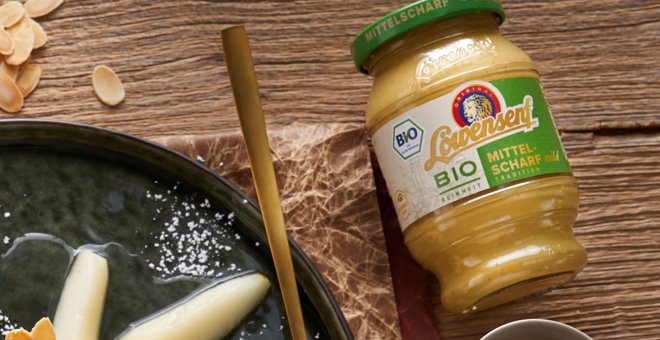 Honig-Senfbutter-Eis mit glasierten Birnen und Karamellscherben mit Löwensenf Bio Mittelscharfer Senf