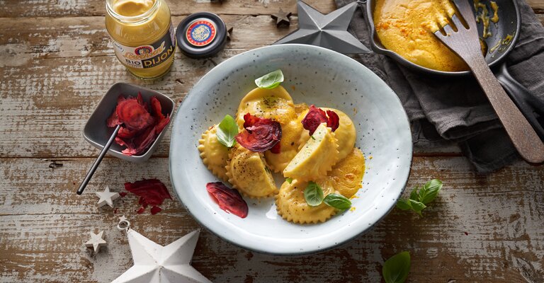 Ravioli, gefüllt mit Kräuter-Senf in Orangenbutter mit hauchzarten Rote Bete-Chips mit Löwensenf Bio Dijon Senf