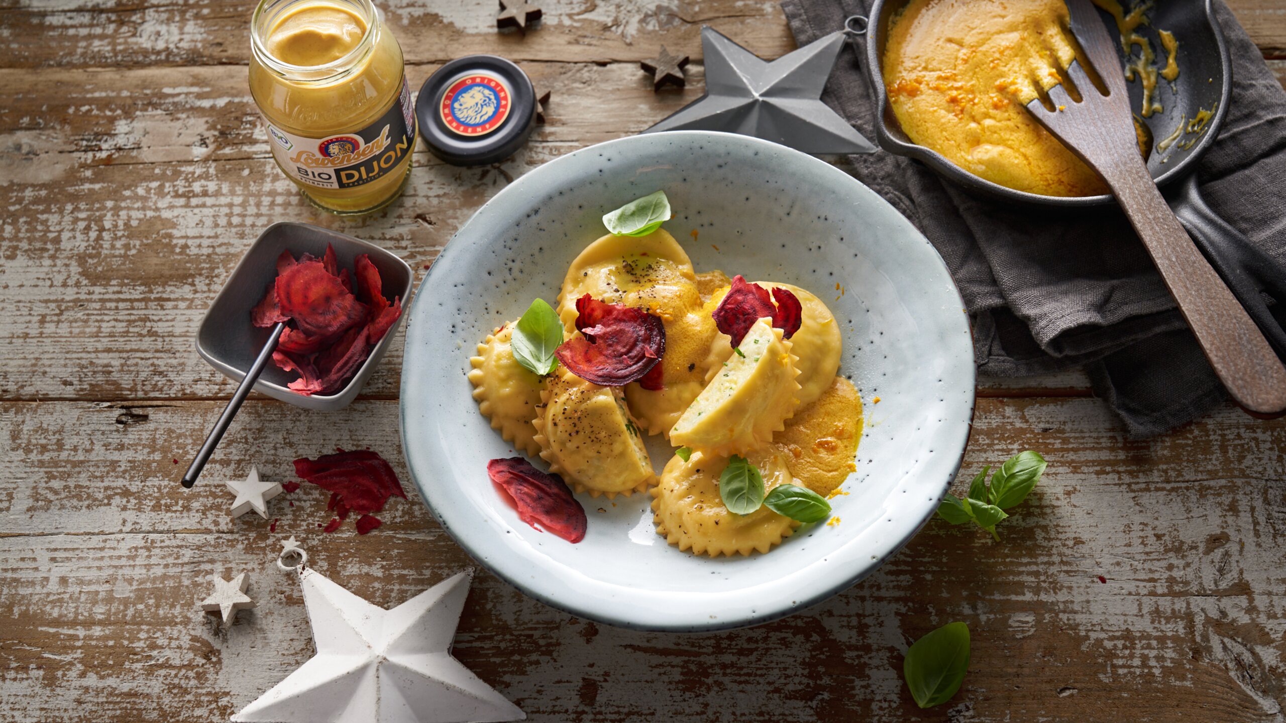 Ravioli, gefüllt mit Kräuter-Senf in Orangenbutter mit hauchzarten Rote Bete-Chips mit Löwensenf Bio Dijon Senf
