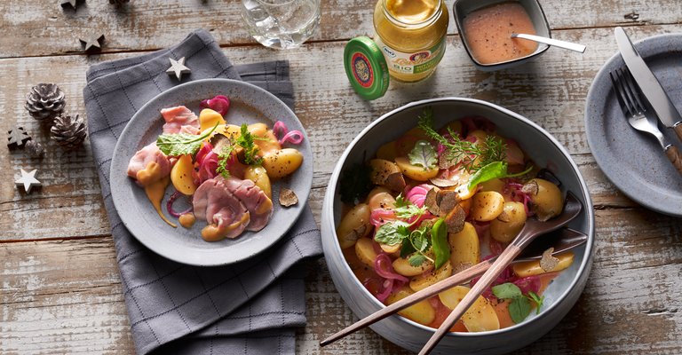 Getrüffelter Kartoffelsalat in Senf-Marinade mit Kasselerfilet mit Wildkräutern mit Löwensenf Bio Mittelscharfer Senf