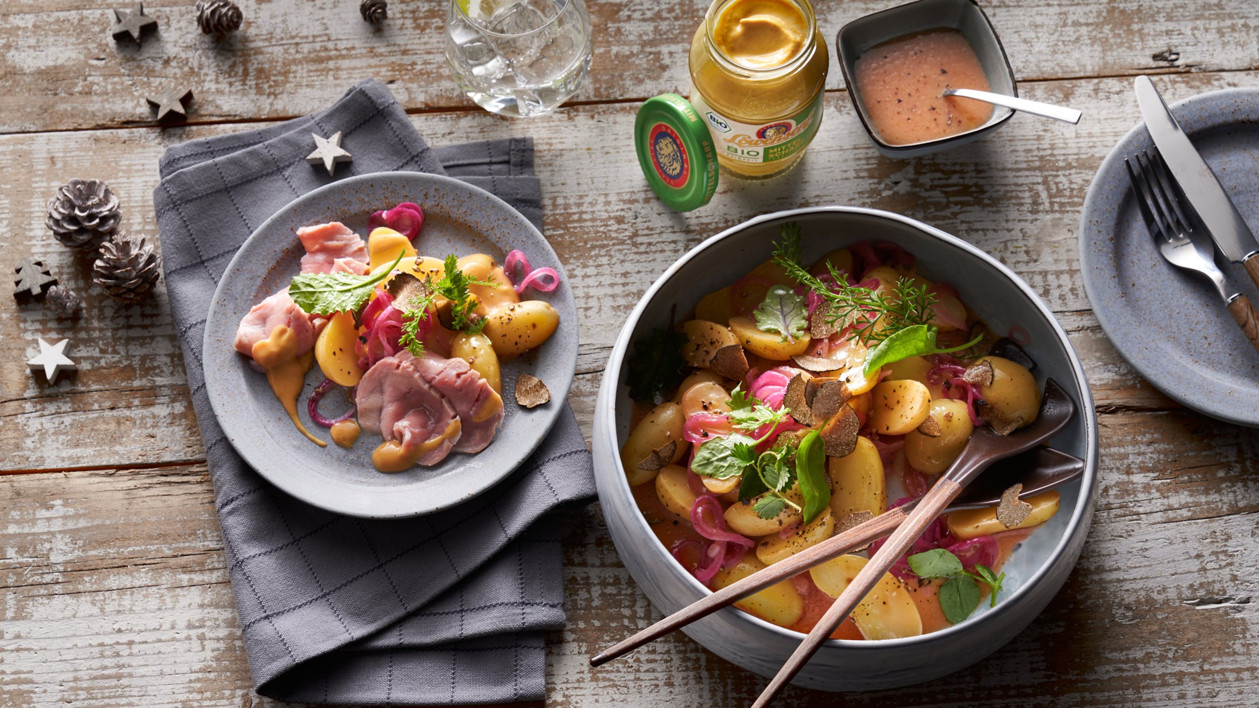 Getrüffelter Kartoffelsalat in Senf-Marinade mit Kasselerfilet mit Wildkräutern mit Löwensenf Bio Mittelscharfer Senf