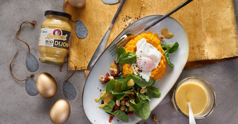 Pochierte Eier auf Möhrenpüree mit Spinatsalat in lauwarmem Haselnuss-Senf-Dressing mit Löwensenf Bio Dijon Senf