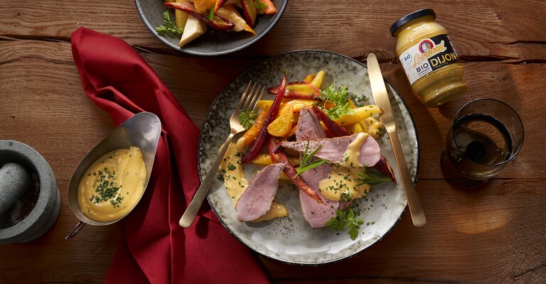 Rosa Kalbs-Tafelspitz auf Wurzelgemüse mit Senf-Estragon-Hollandaise mit Löwensenf Bio Dijon Senf