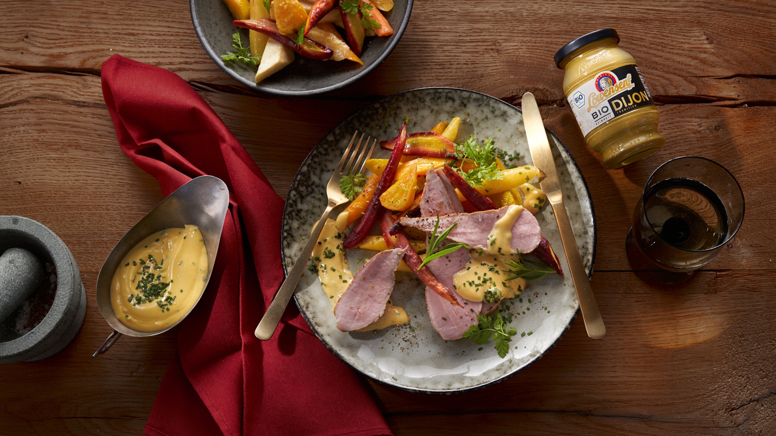 Rosa Kalbs-Tafelspitz auf Wurzelgemüse mit Senf-Estragon-Hollandaise mit Löwensenf Bio Dijon Senf