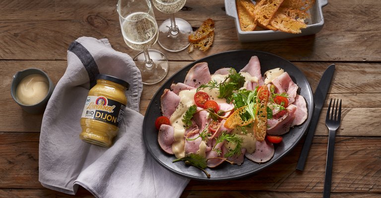 „Vitello Dijonnato“ mit Kirschtomaten, Brotchips und Kapernäpfel mit Löwensenf Bio Dijon Senf