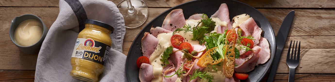 „Vitello Dijonnato“ mit Kirschtomaten, Brotchips und Kapernäpfel mit Löwensenf Bio Dijon Senf