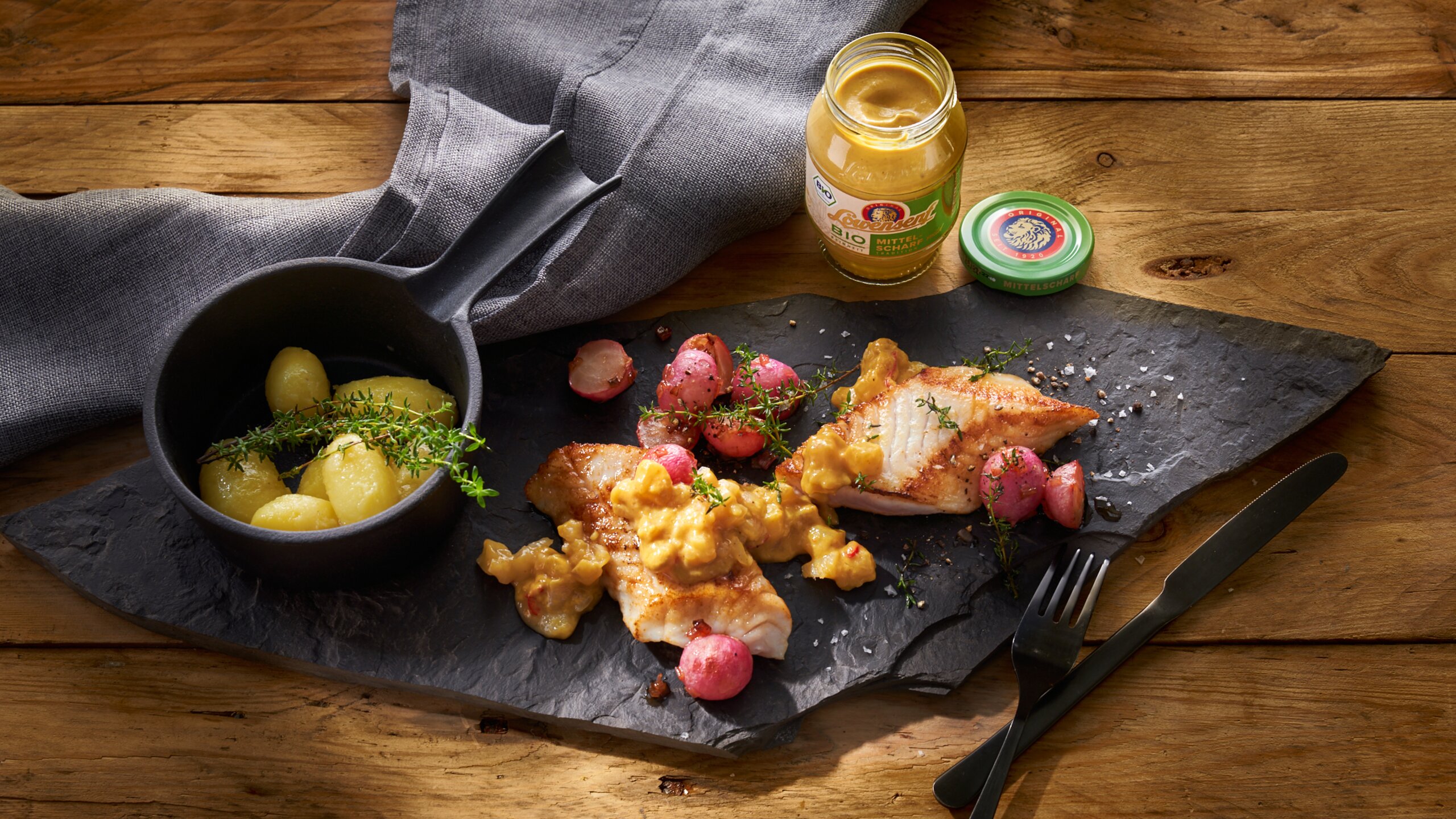 Zanderfilet mit Senf-Apfel-Chutney auf gebratenen Radieschen mit Löwensenf Bio mittelscharfem Senf
