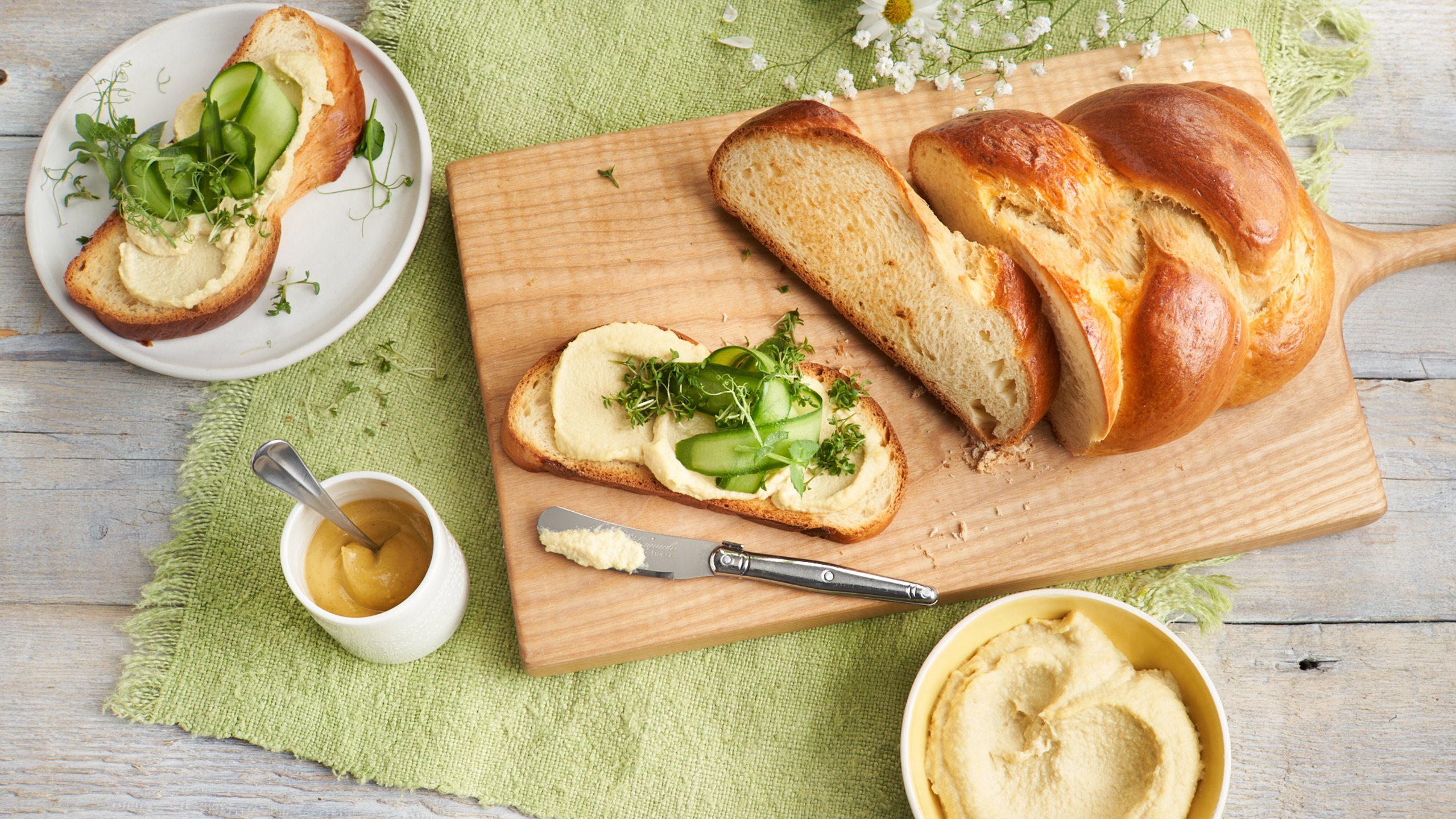 Osterzopf mit veganer cashew dijon Frischkäsecreme