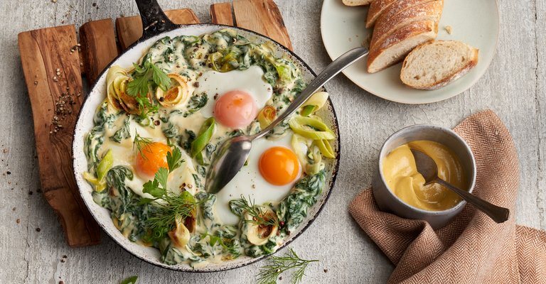 Löwensenf Vegetarische Dijon-Spinat-Shakshuka mit Kräuter-Eiern