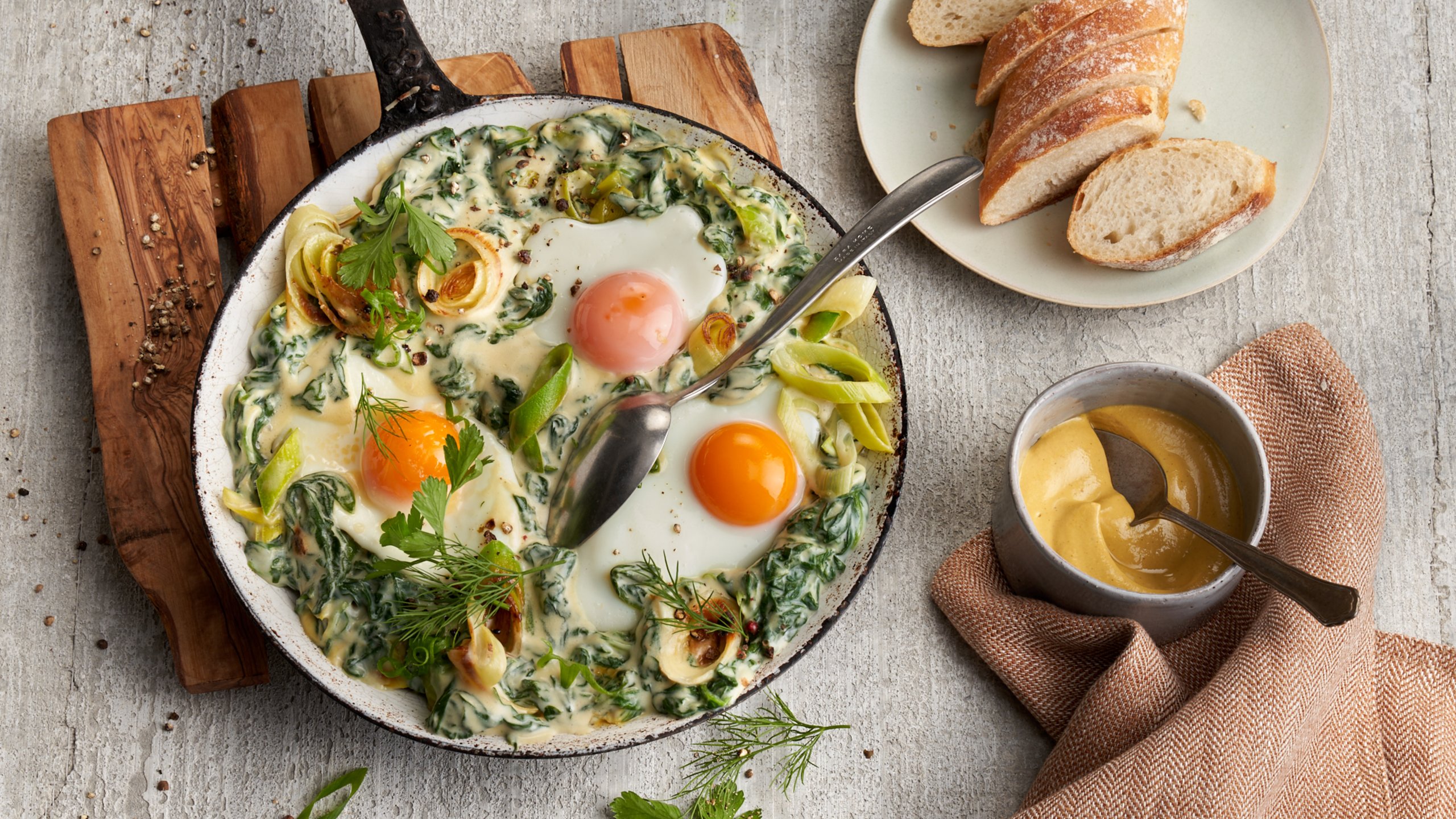 Löwensenf Vegetarische Dijon-Spinat-Shakshuka mit Kräuter-Eiern