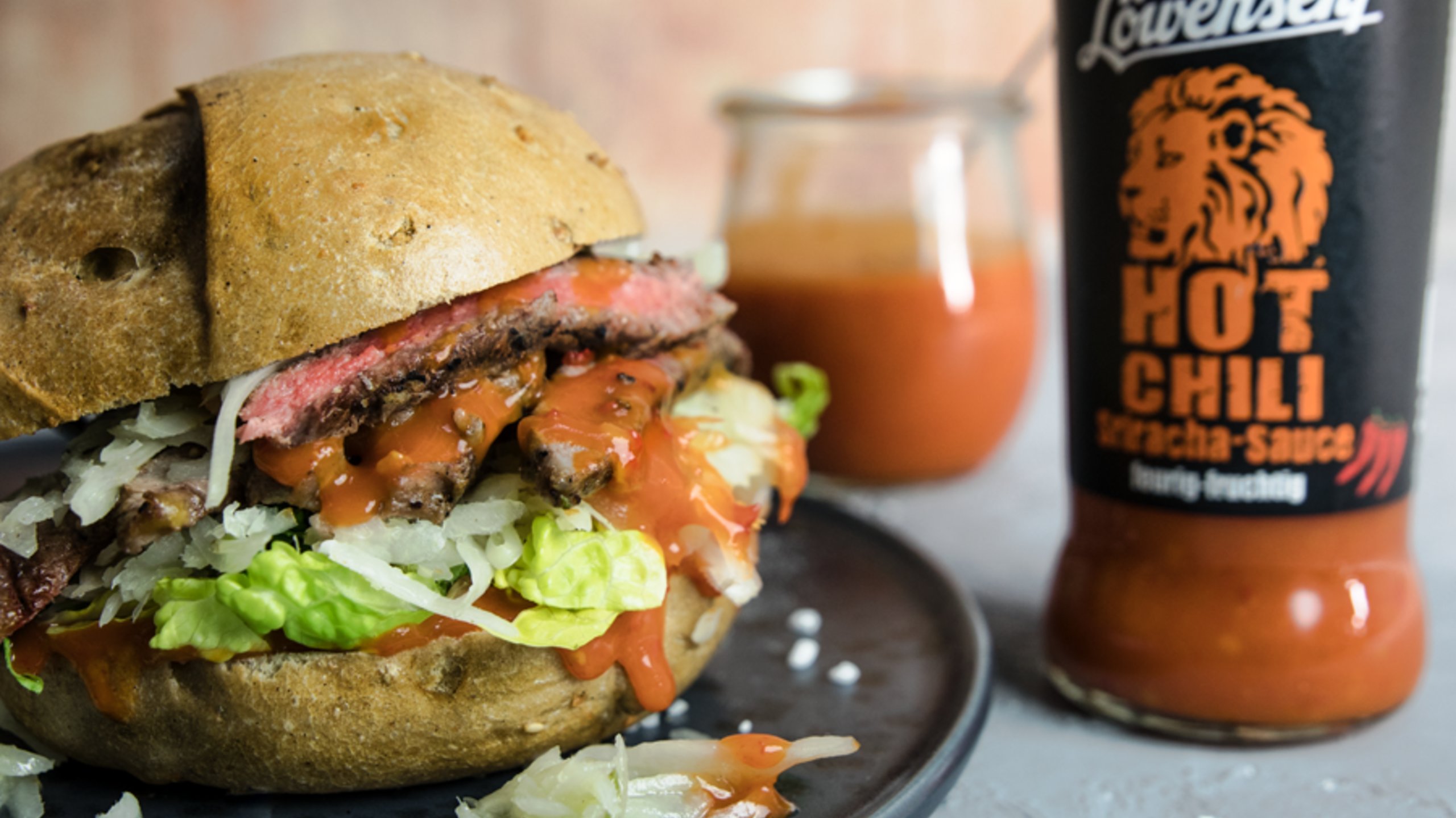 Feuriger Steak Burger mit Löwensenf Sriracha Grillsauce