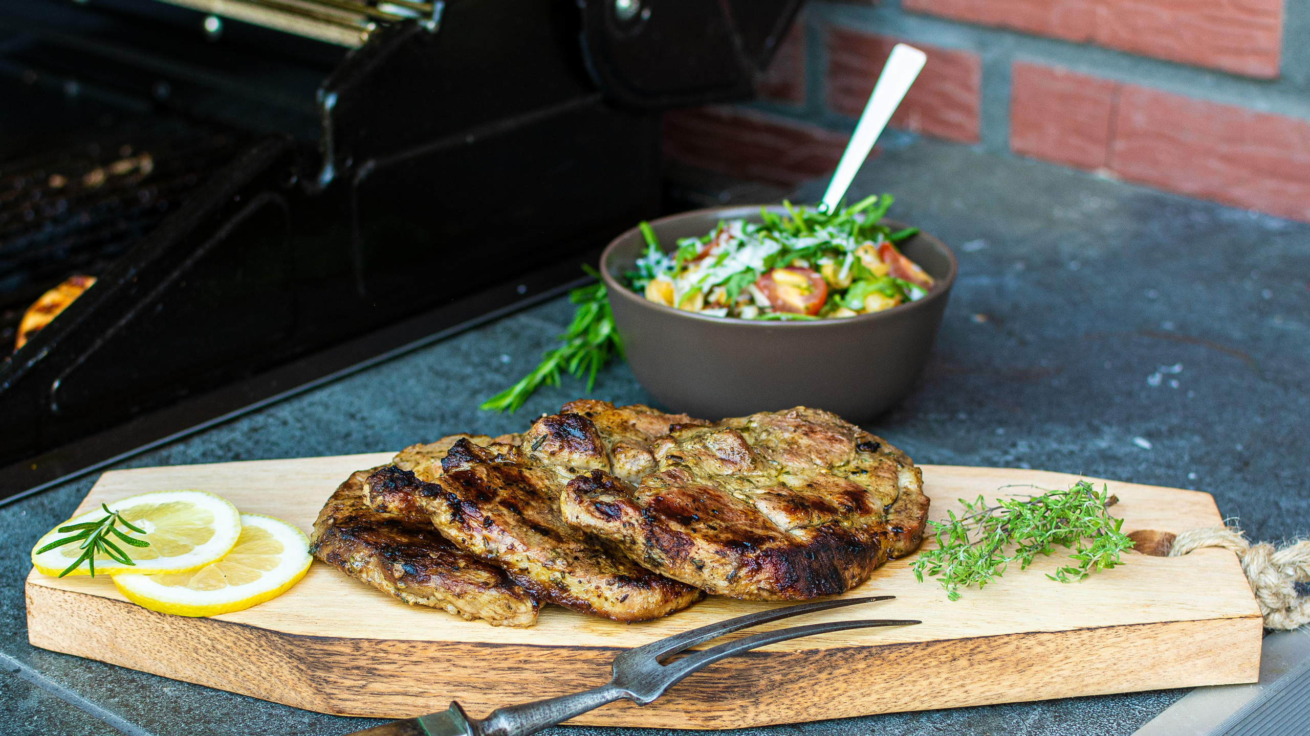 Löwensenf | NACKENSTEAKS IN SENFMARINADE MIT MEDITERRANEM NUDELSALAT