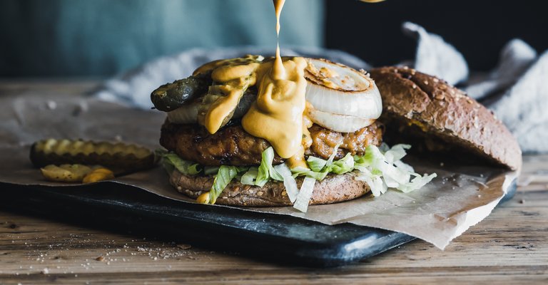 Jackfruit Burger mit Barbecue Sauce und Löwensenf mittelscharfem Senf