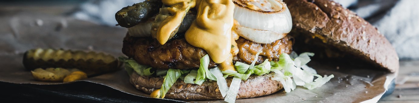 Jackfruit Burger mit Barbecue Sauce und Löwensenf mittelscharfem Senf