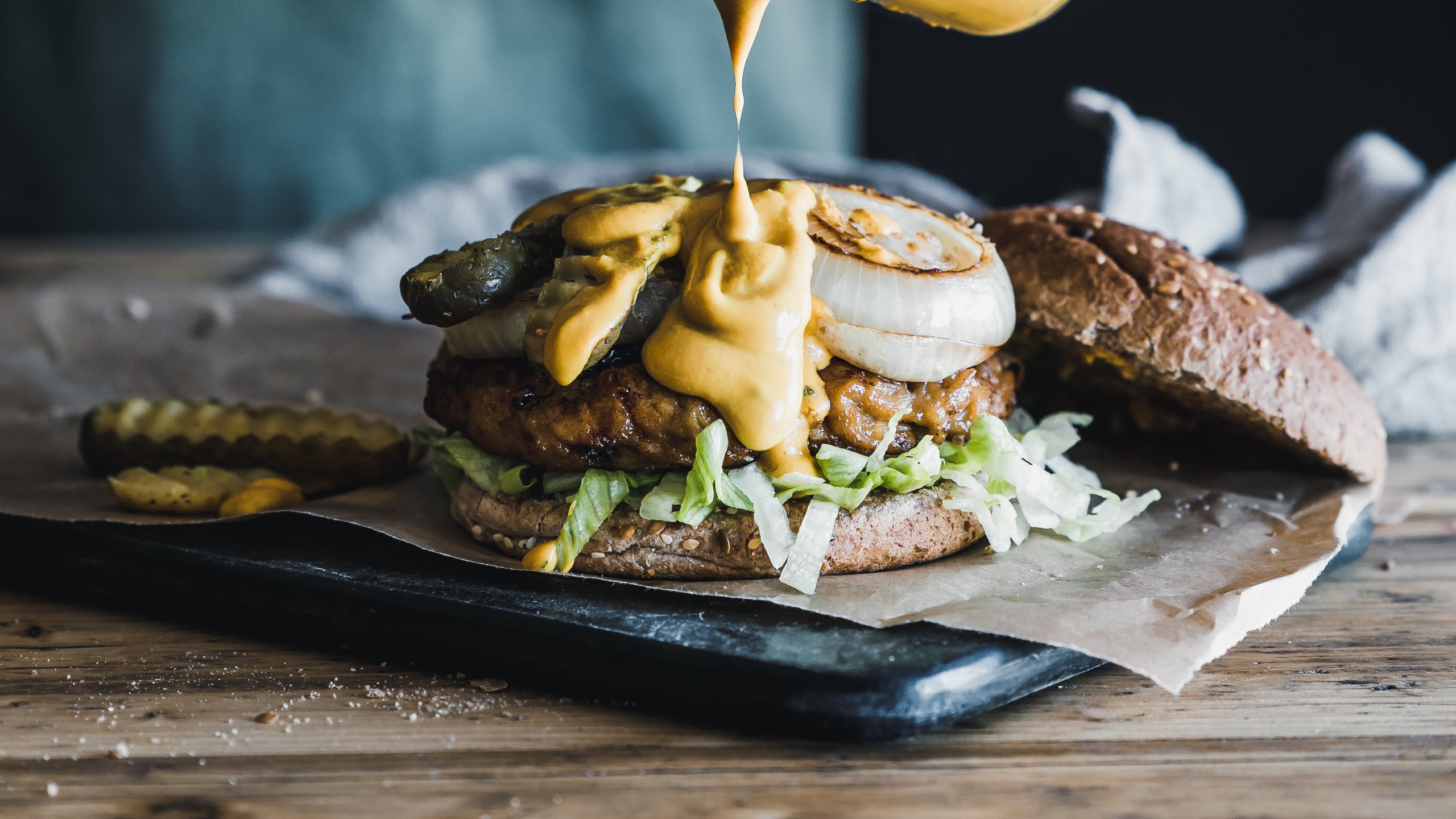Jackfruit Burger mit Barbecue Sauce und Löwensenf mittelscharfem Senf