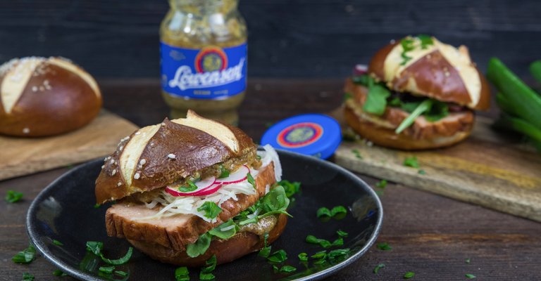 Leberkäse Burger mit süßem Senf von Löwensenf 