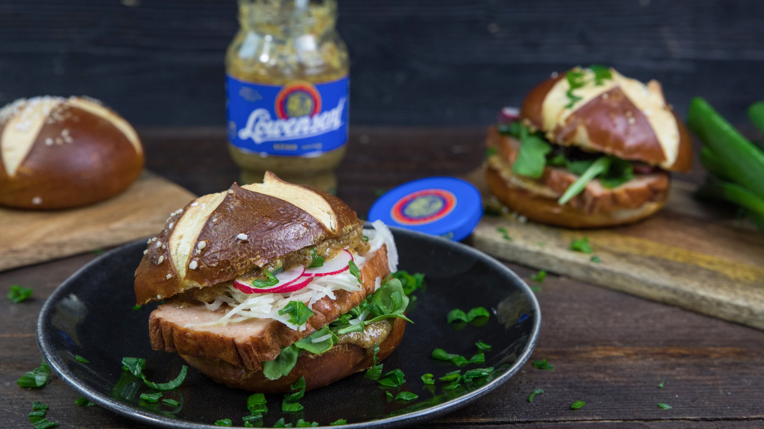 Leberkäse Burger mit süßem Senf von Löwensenf 