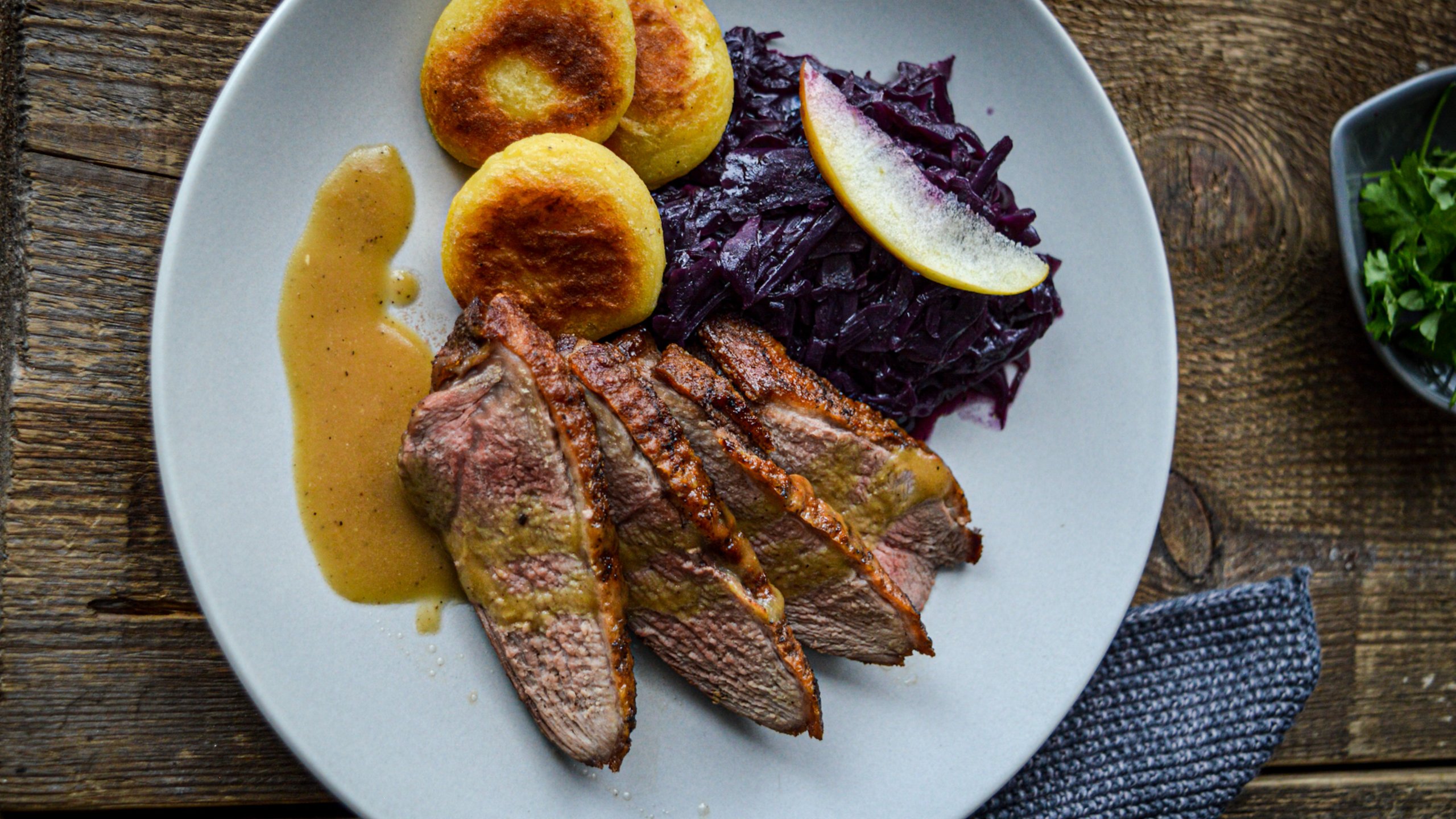 Entenbrust mit Orangen Senf Sauce Kartoffelknödeln und Rotkohl