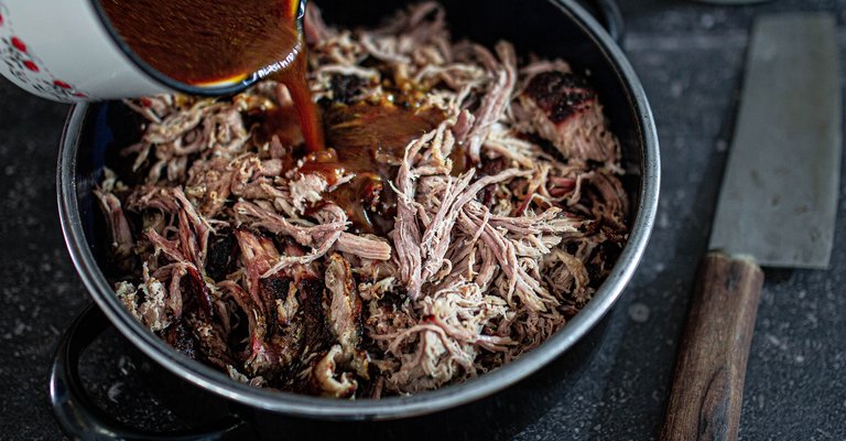 Pulled Pork Fleisch mit Sauce