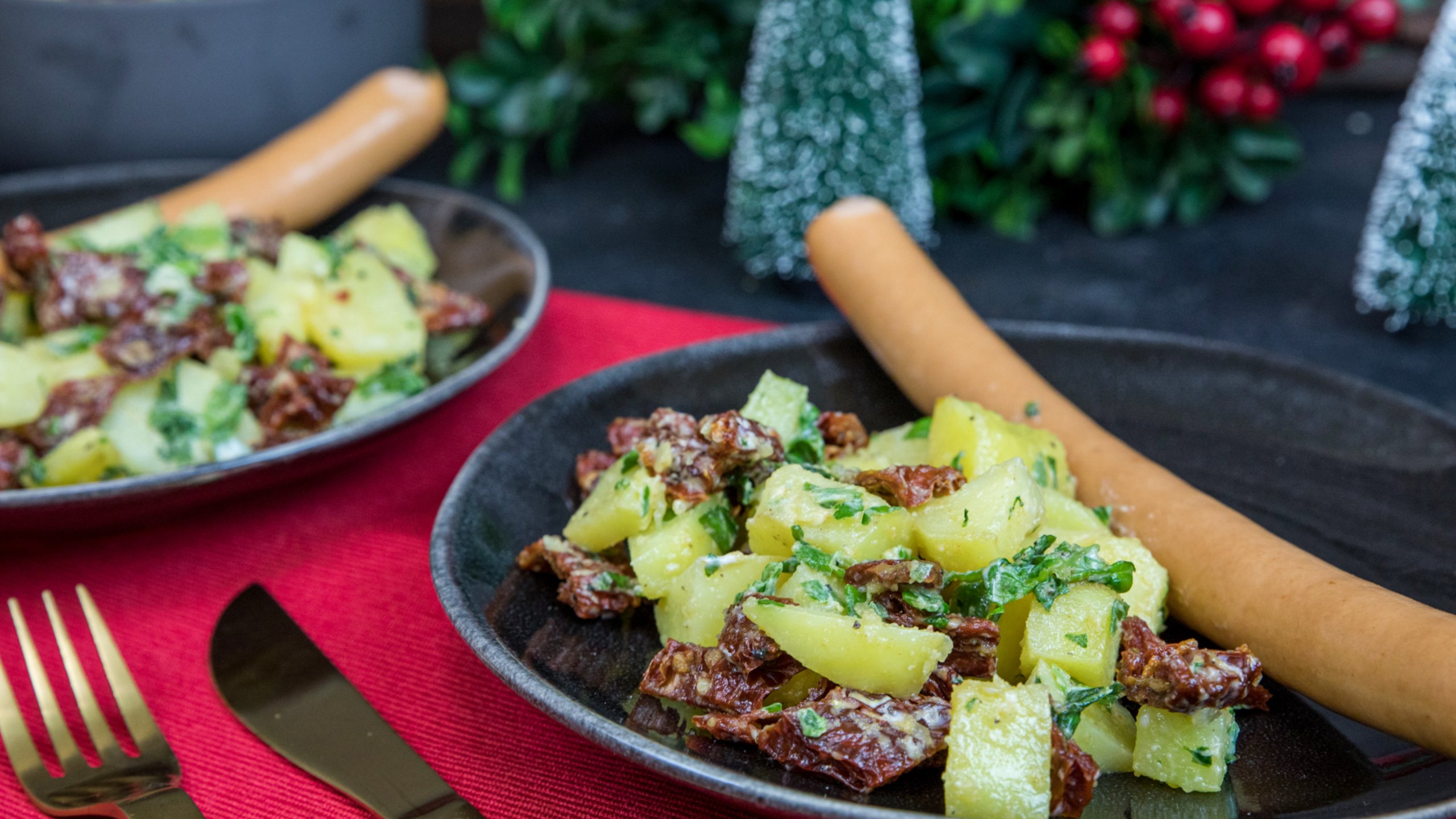 Weihnachtlicher Kartoffelsalat mit Würstchen mit Löwensenf