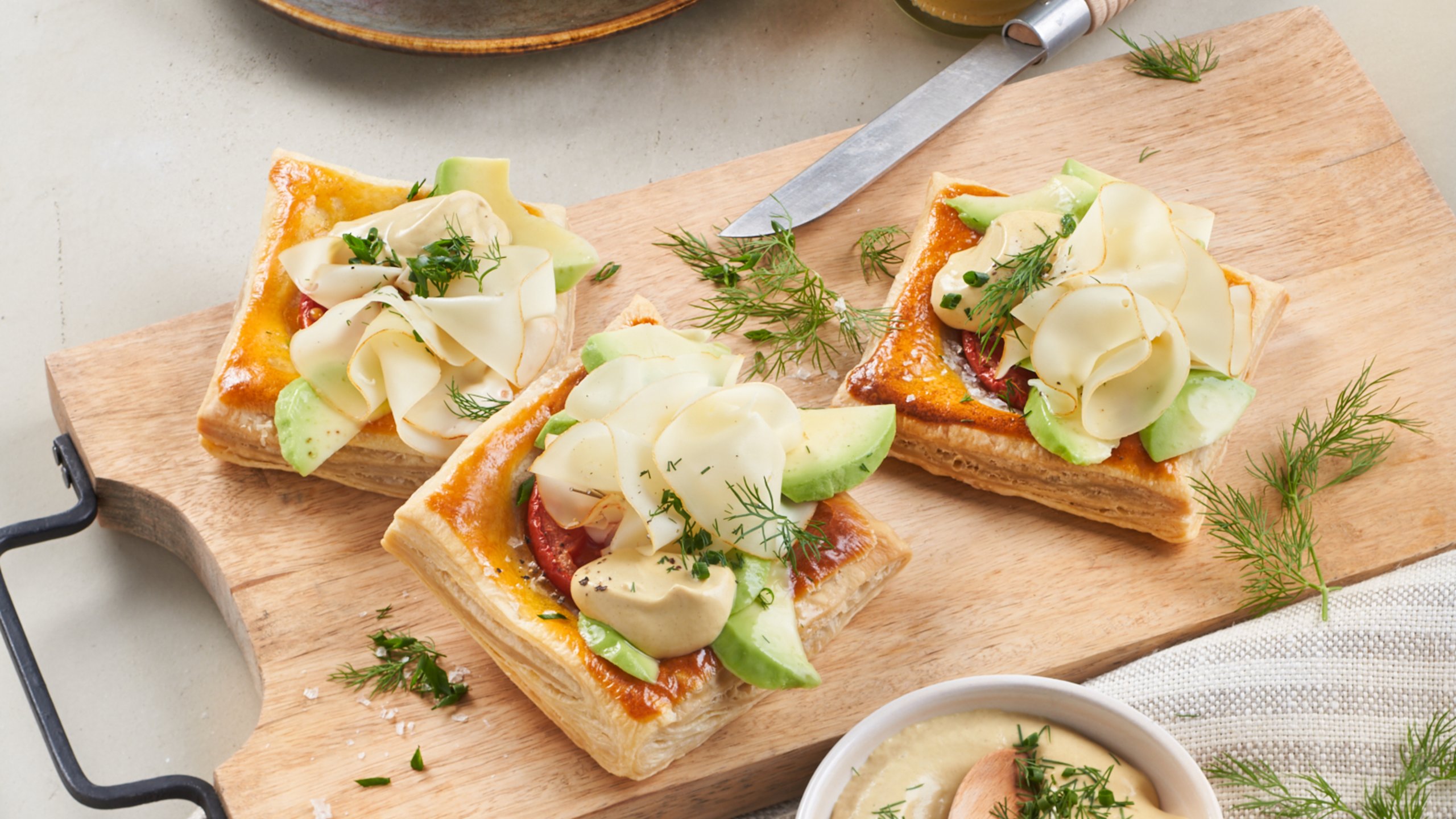 Sandwich - Blätterteigschnitte mit Fol Epi und Löwensenf Bio Mittelscharf im 250 ml Tönnchen 