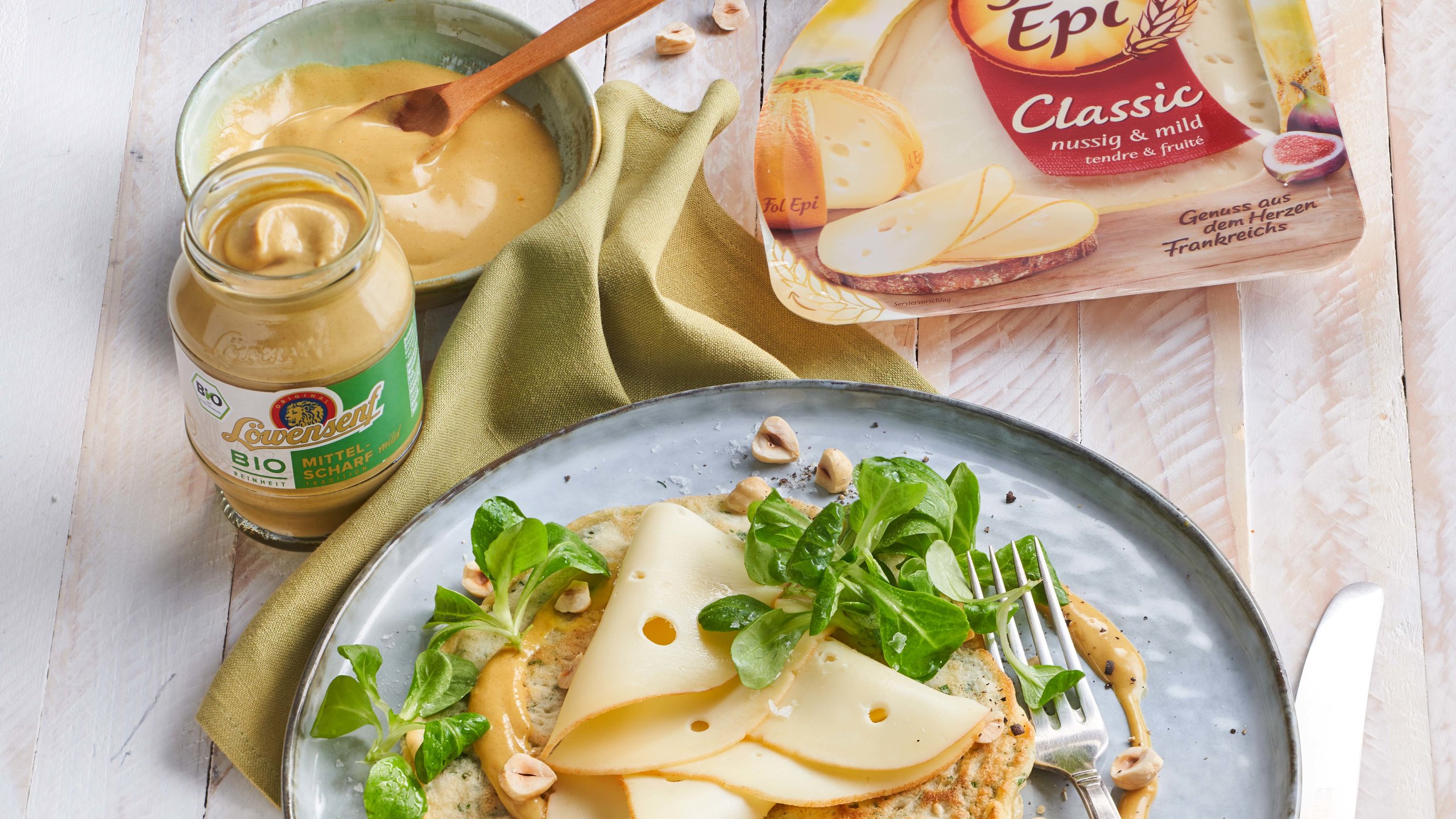 Luftige Kräuter-Pfannkuchen mit süßer Orangen-Senfsauce und Fol Epi Classic
