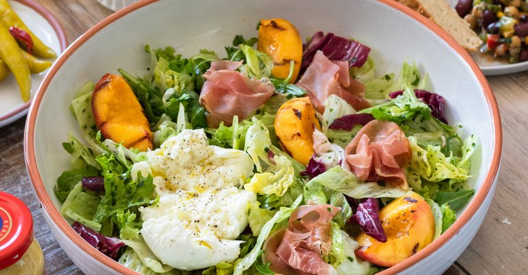 Salat mit gegrillten Nektarinen verfeinert mit Löwensenf Honig Senf Sauce