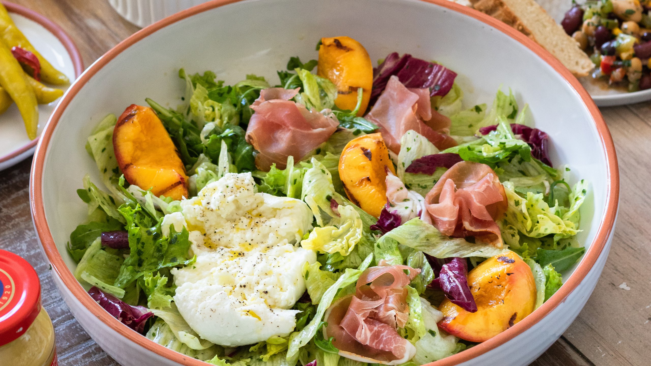 Salat mit gegrillten Nektarinen verfeinert mit Löwensenf Honig Senf Sauce