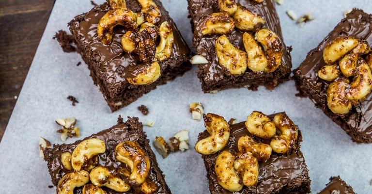 Brownierezept mit Löwensenf Hanf Senf und Cashew Nüssen