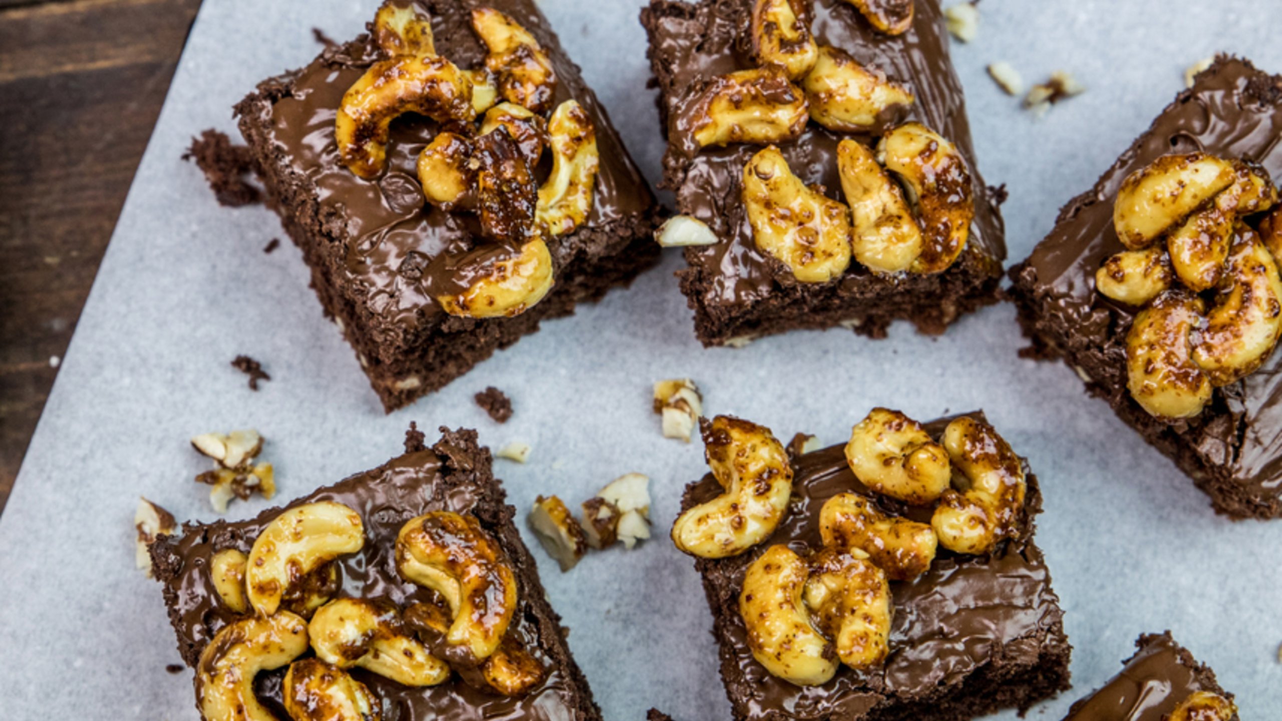 Brownierezept mit Löwensenf Hanf Senf und Cashew Nüssen