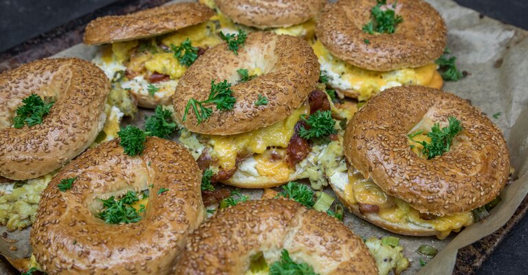 Frühstücksbagelslider mit Löwensenf