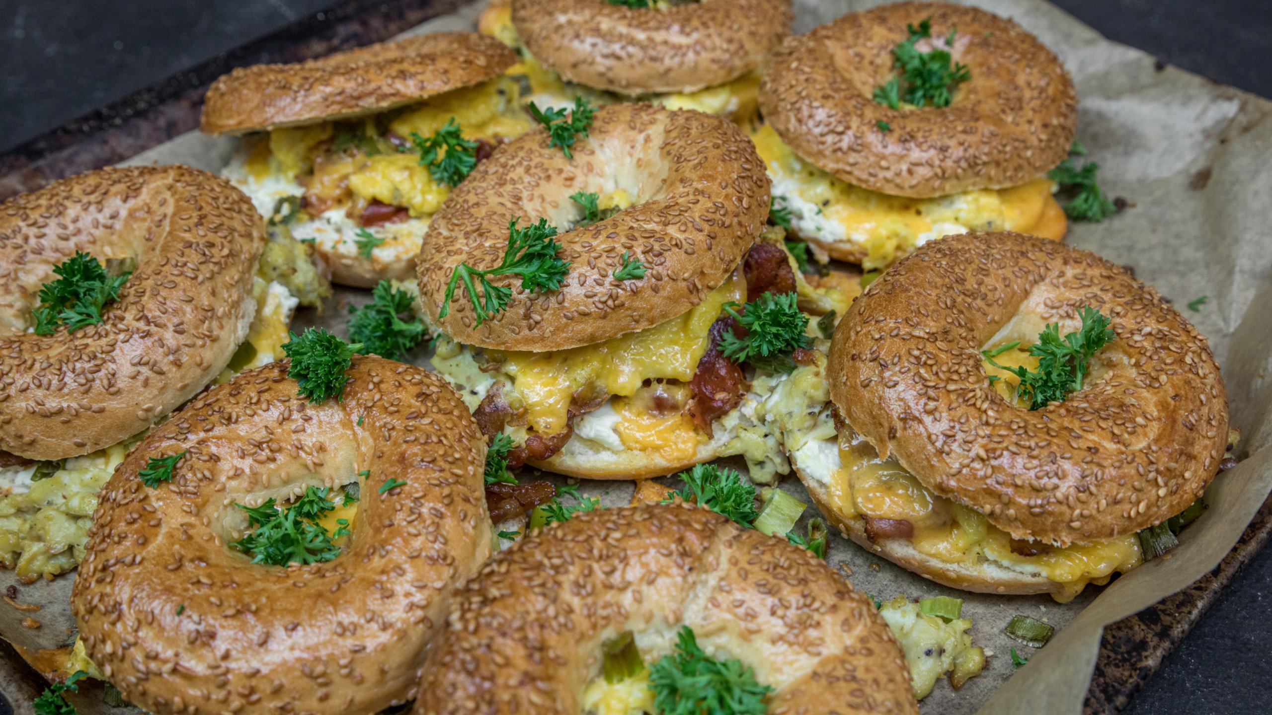 Frühstücksbagelslider mit Löwensenf