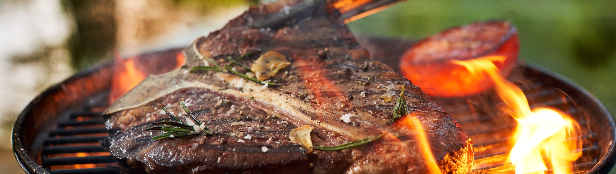 Steak auf Grill Löwensenf