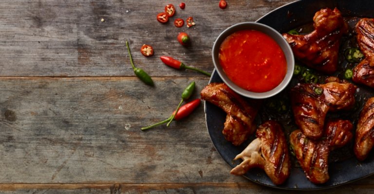 Chicken Wings mit Löwensenf Sriracha Sauce