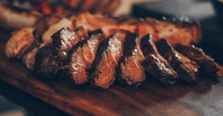 Spareribs auf Holzbrett