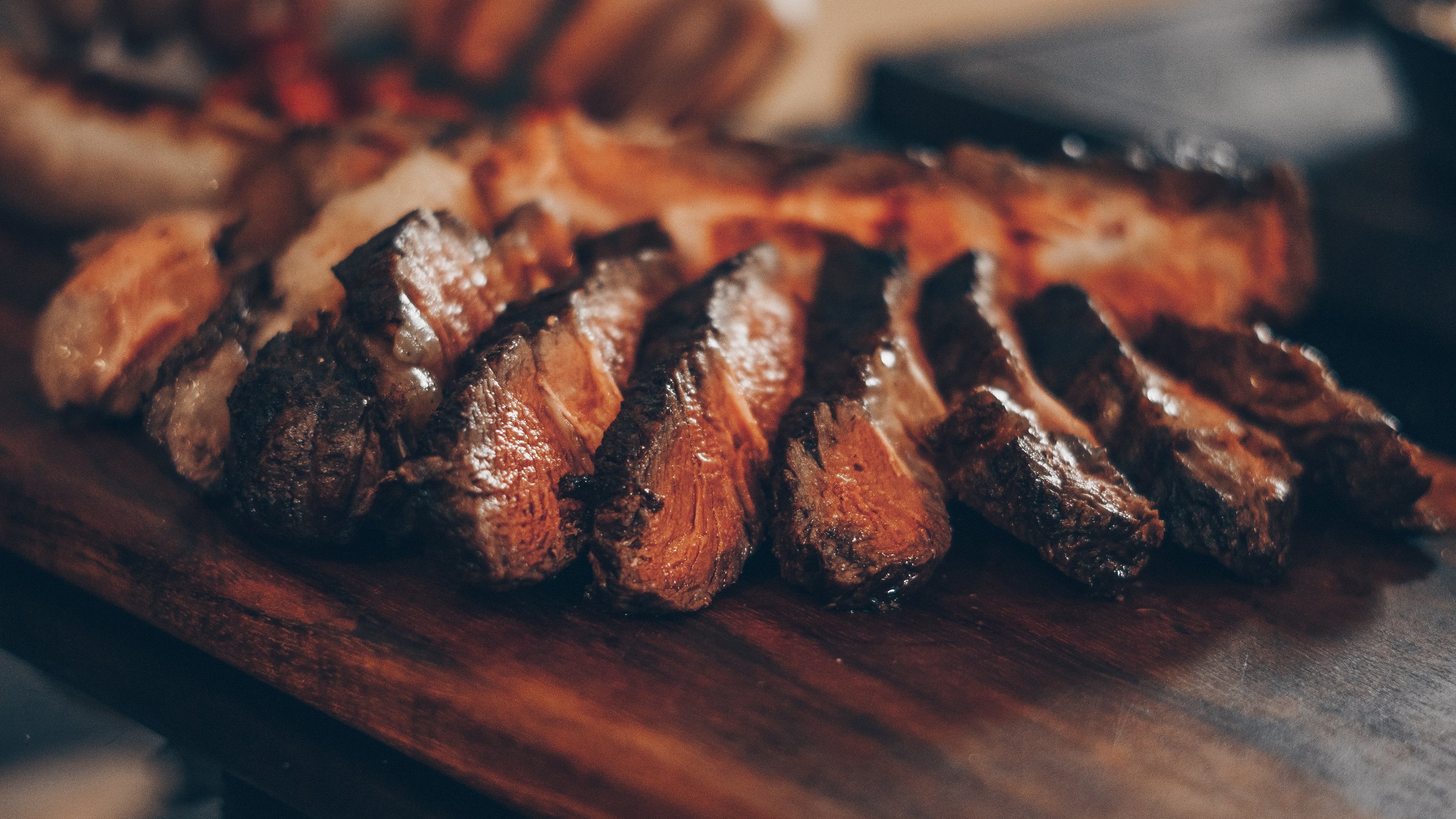 Spareribs auf Holzbrett