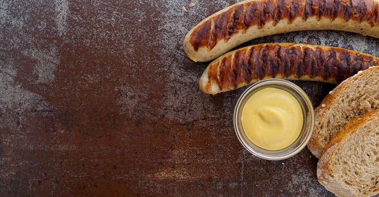 Gegrillte Würstchen und Brot mit extra scharfem Löwensenf