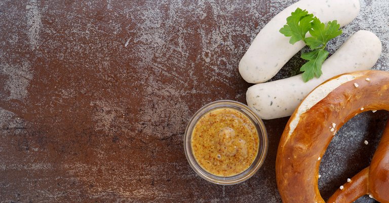 Weißwurst und Brezeln mit süßem Senf von Löwensenf