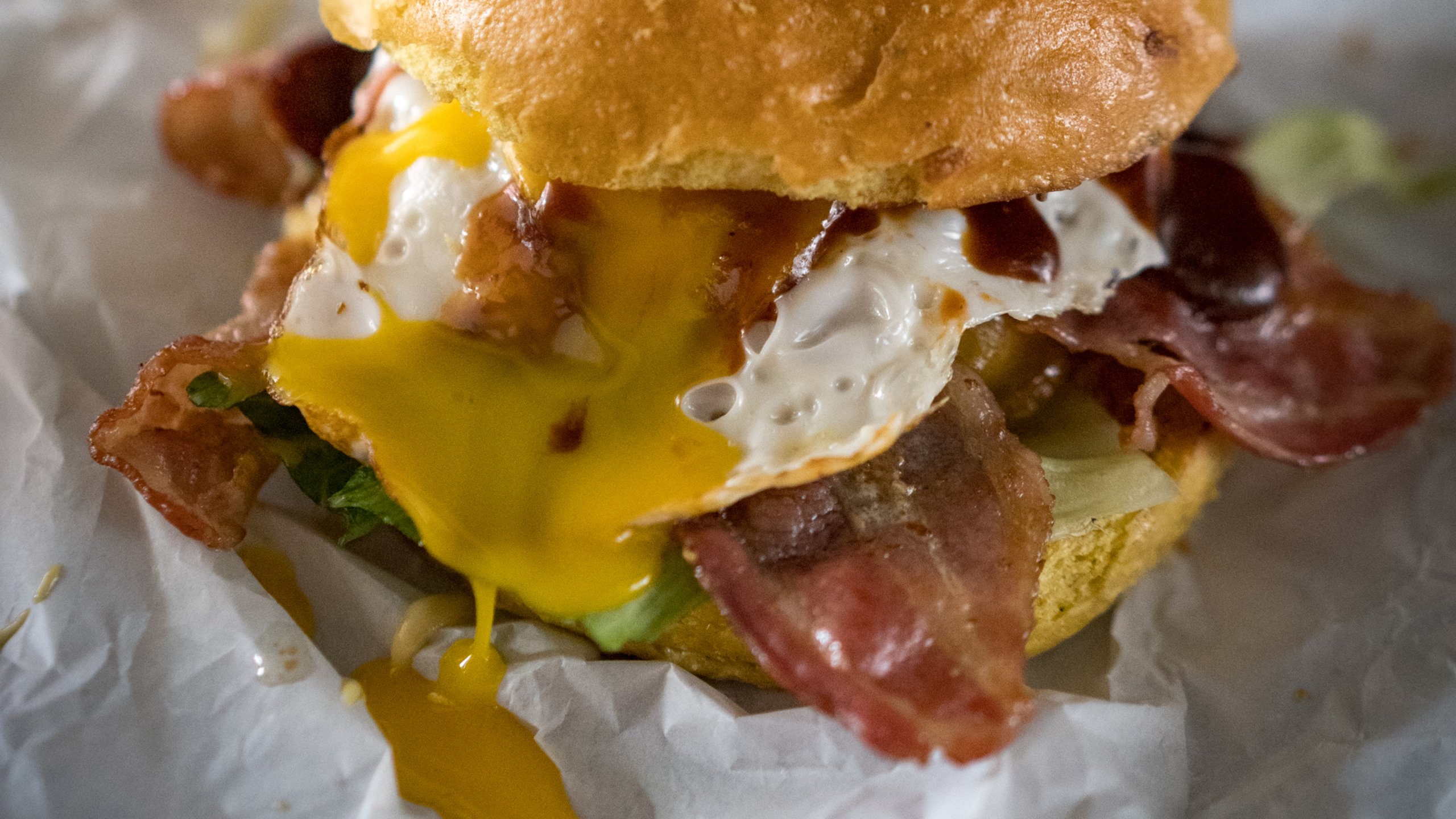 Burger mit Spiegelei und Bacon und Löwensenf Grillsauce