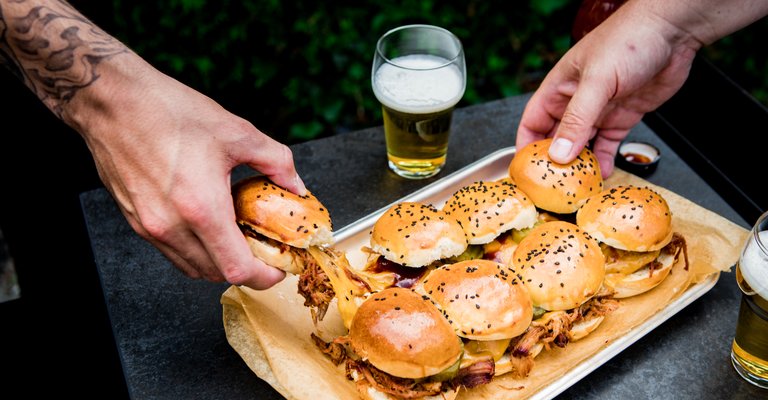 Miniburger von Löwensenf mit Bier